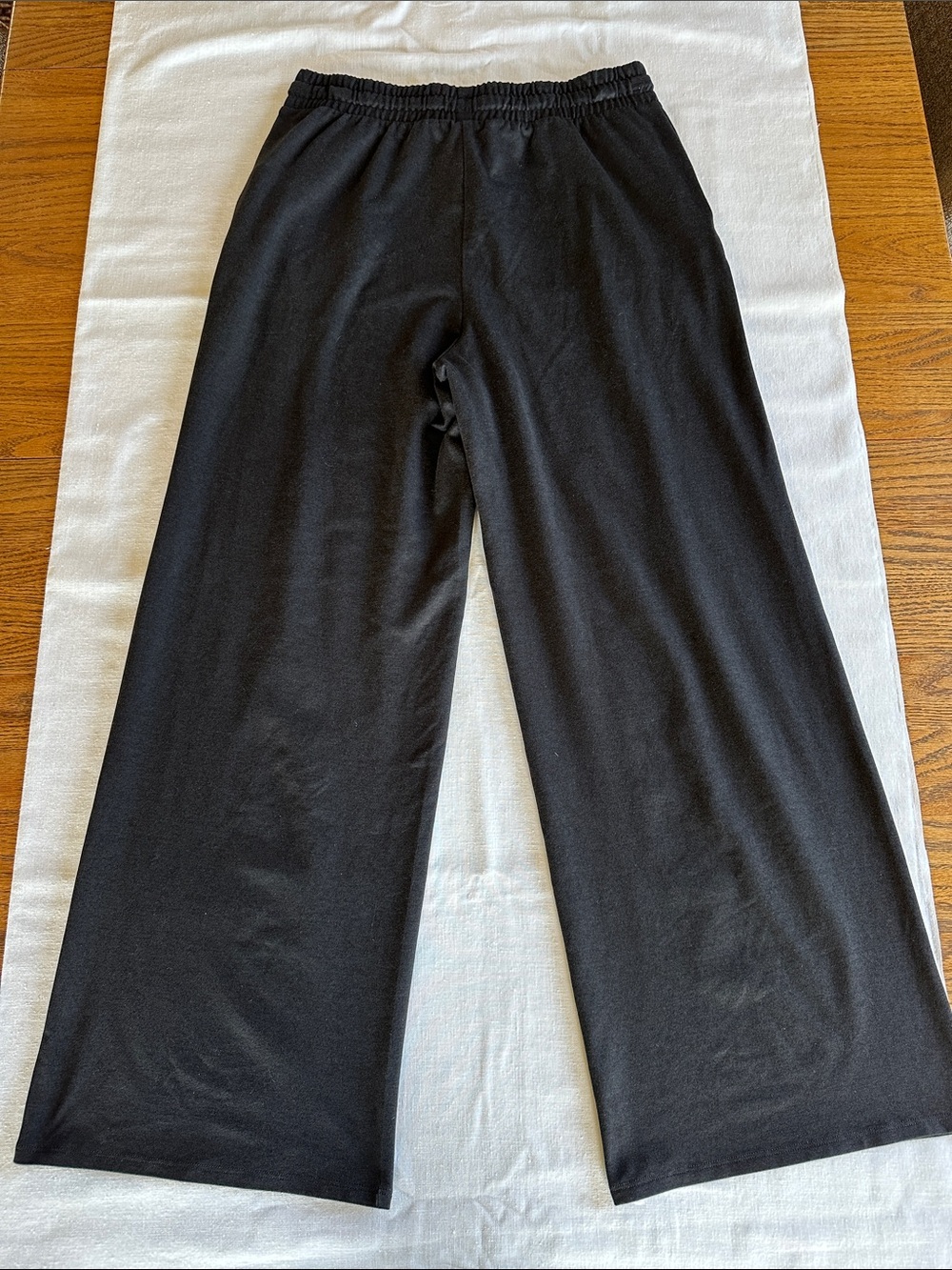 Vuori Halo Essential Wideleg M Short Black - Picture 2 of 8